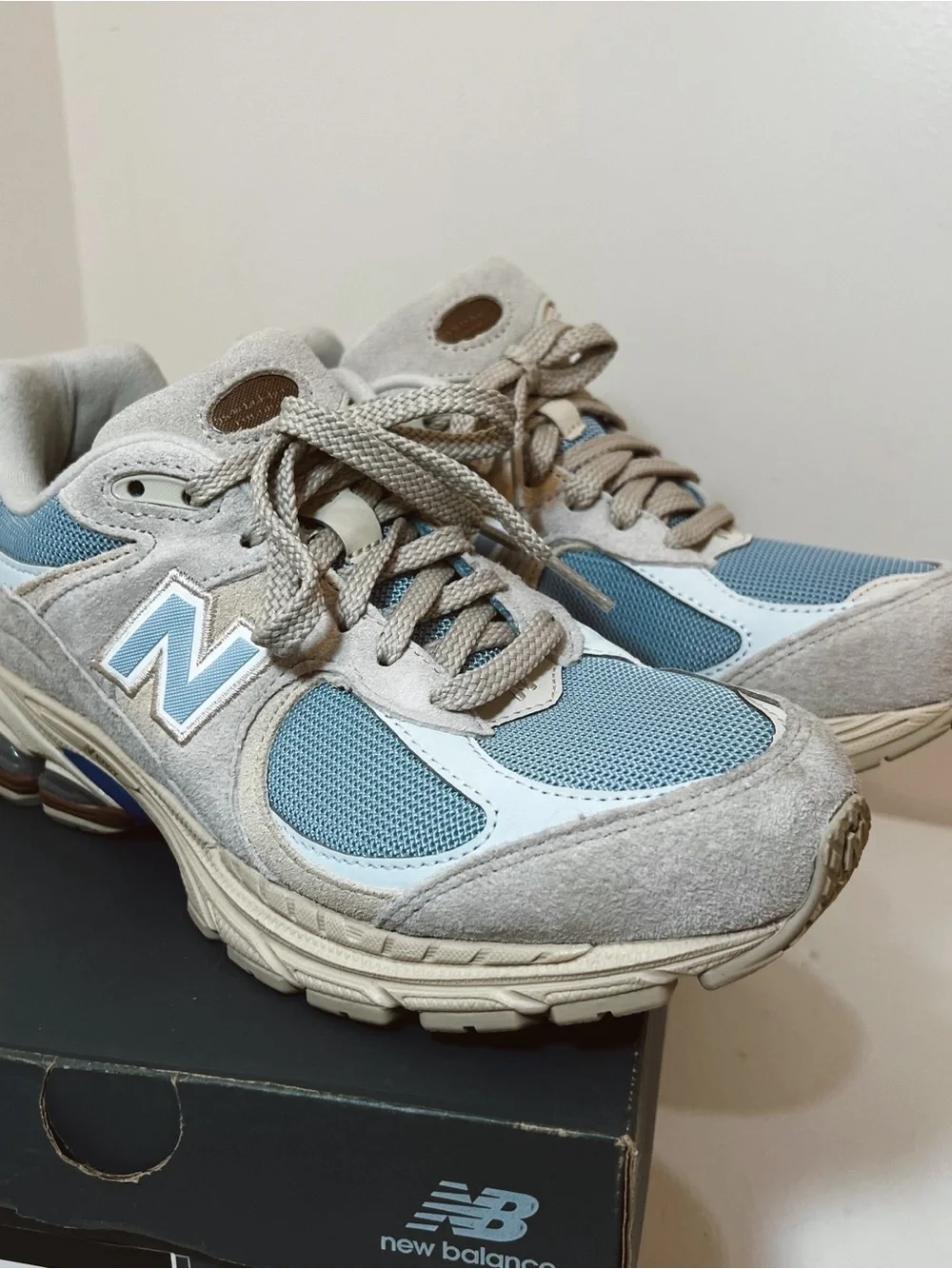 New in Box New Balance Unisex 2002R Sneakers - Picture 5 of 10